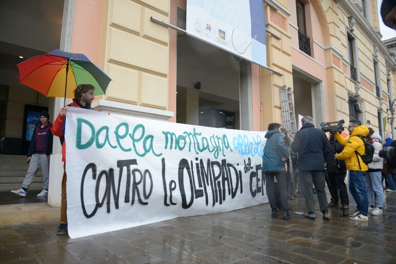 Venezia, gli ambientalisti protestano contro la pista di Cortina