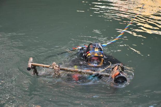 Riprendono le immersioni dei gondolieri sub per ripulire le acque di Venezia